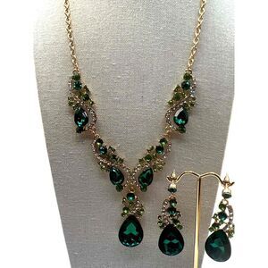 NEW Green Glass Gemstones Gold Tone Chain Pendant Earrings Teardrop Jewelry Set
